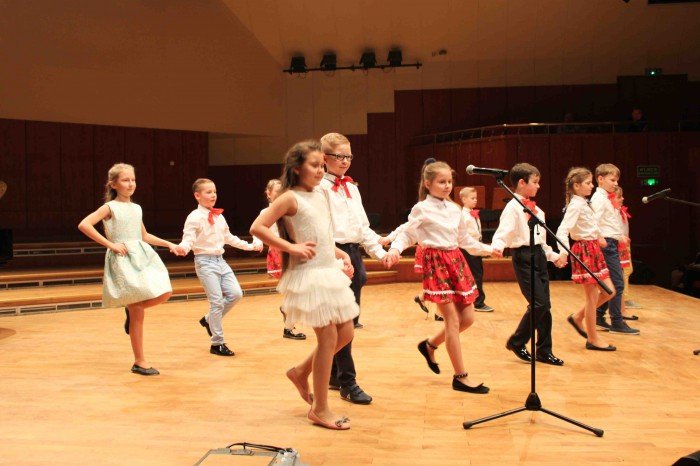 roztanczona-dwojka-na-koncercie-w-filharmonii-foto-66979