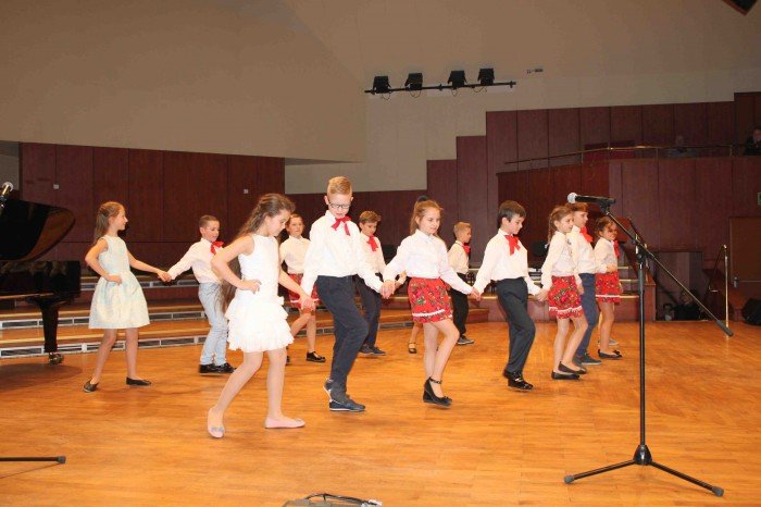 roztanczona-dwojka-na-koncercie-w-filharmonii-foto-66979
