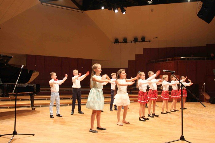 roztanczona-dwojka-na-koncercie-w-filharmonii-foto-66979
