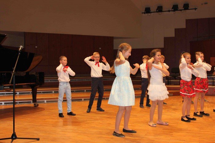 roztanczona-dwojka-na-koncercie-w-filharmonii-foto-66979