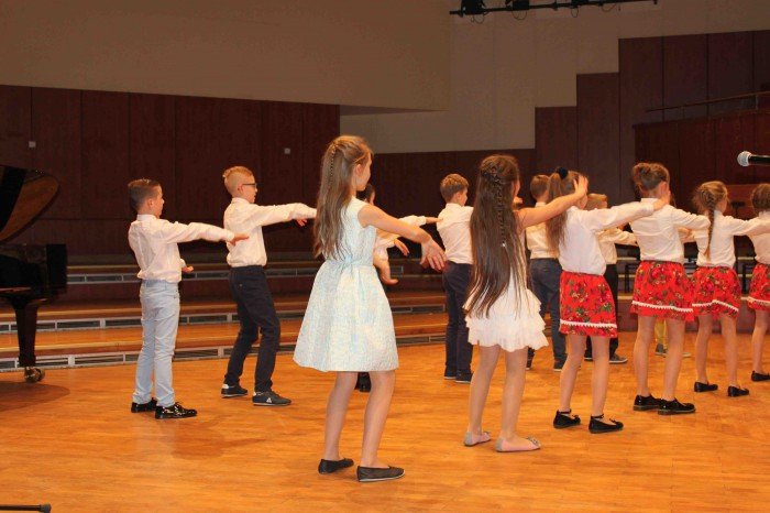 roztanczona-dwojka-na-koncercie-w-filharmonii-foto-66979