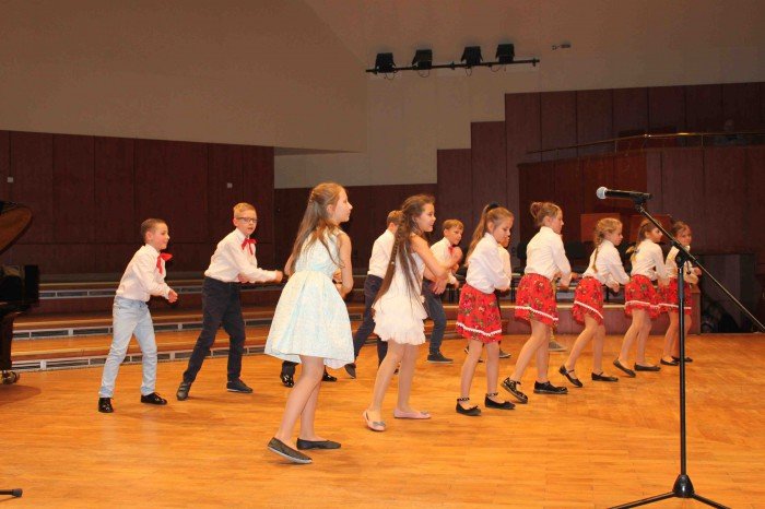 roztanczona-dwojka-na-koncercie-w-filharmonii-foto-66979