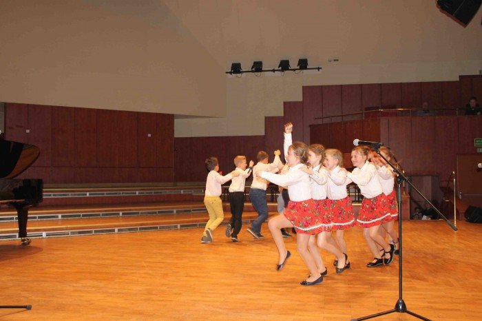 roztanczona-dwojka-na-koncercie-w-filharmonii-foto-66979