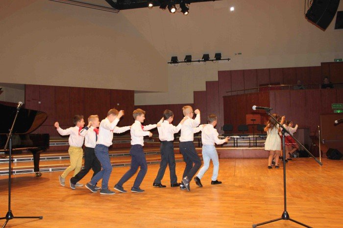 roztanczona-dwojka-na-koncercie-w-filharmonii-foto-66979