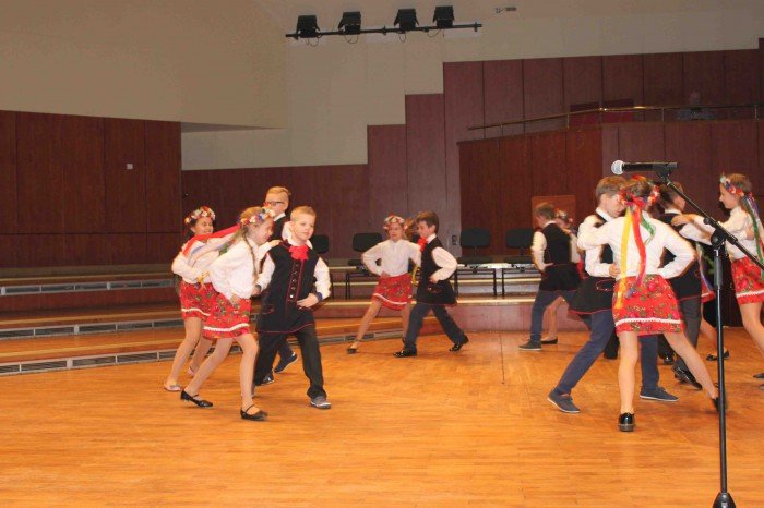roztanczona-dwojka-na-koncercie-w-filharmonii-foto-66979