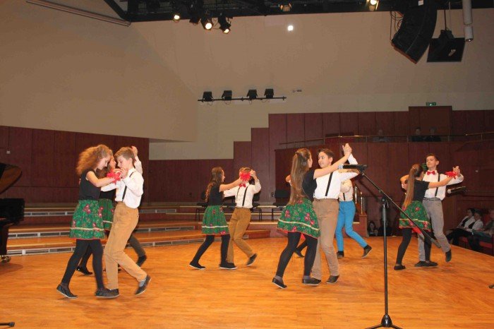 roztanczona-dwojka-na-koncercie-w-filharmonii-foto-66979