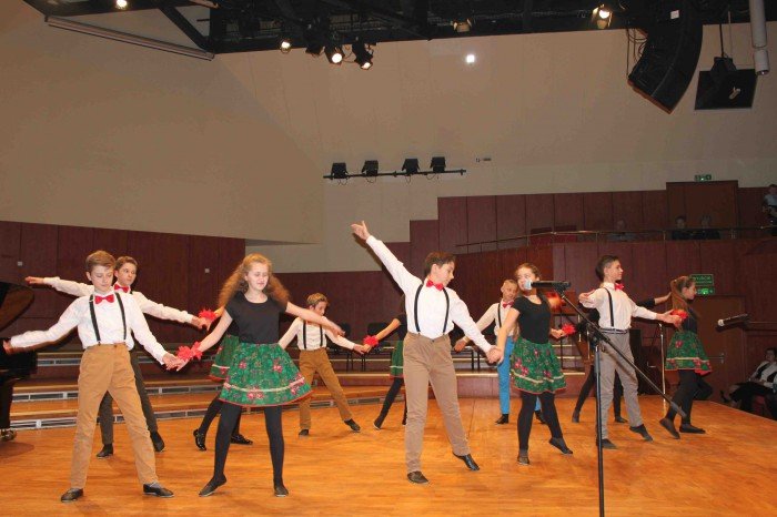 roztanczona-dwojka-na-koncercie-w-filharmonii-foto-66979
