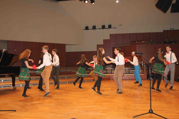 roztanczona-dwojka-na-koncercie-w-filharmonii-foto-66979