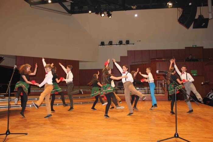 roztanczona-dwojka-na-koncercie-w-filharmonii-foto-66979