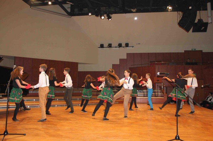 roztanczona-dwojka-na-koncercie-w-filharmonii-foto-66979