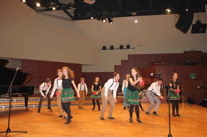 roztanczona-dwojka-na-koncercie-w-filharmonii-foto-66979