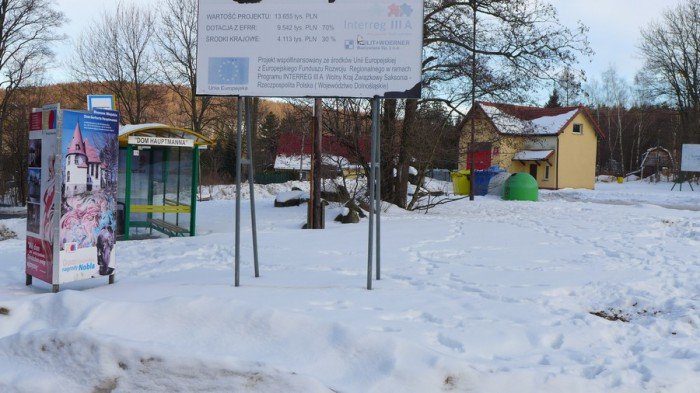 parking-przy-domu-hauptmanna-w-sniegu-foto-67196