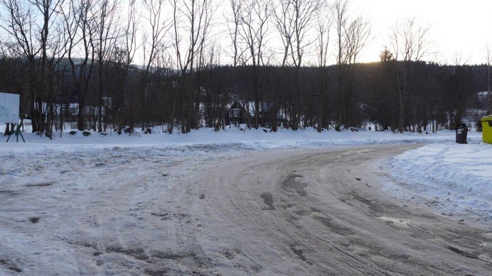 parking-przy-domu-hauptmanna-w-sniegu-foto-67196