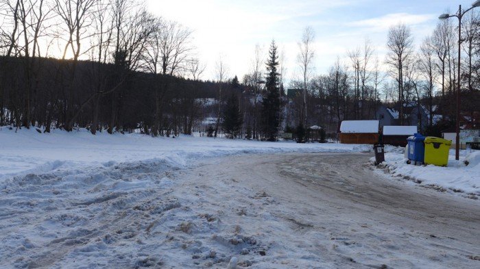 parking-przy-domu-hauptmanna-w-sniegu-foto-67196
