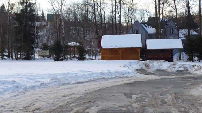 parking-przy-domu-hauptmanna-w-sniegu-foto-67196