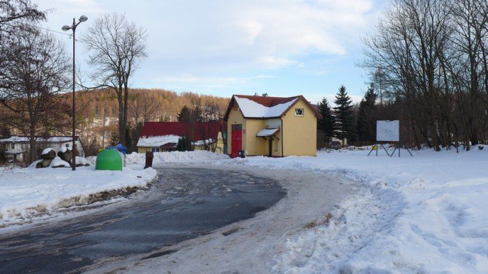 parking-przy-domu-hauptmanna-w-sniegu-foto-67196
