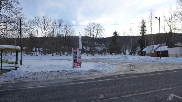 parking-przy-domu-hauptmanna-w-sniegu-foto-67196