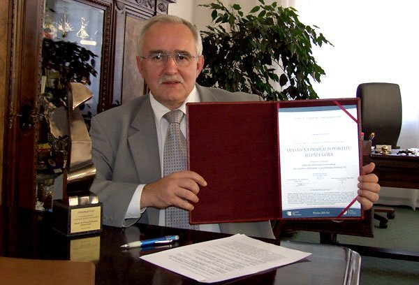 Prezydent J. Kusiak ze statuetką i certyfikatem.