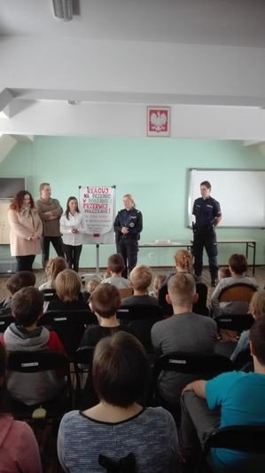 policjanci-z-dziecmi-o-przemocy-67215