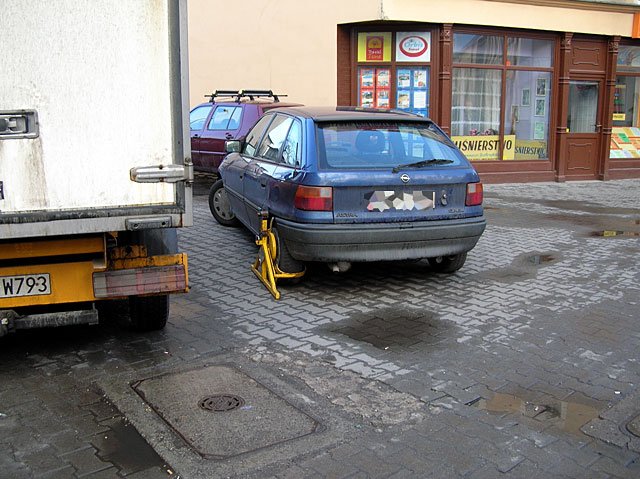 Samochód zastawia miejsce i nie ułatwia poruszania się blisko siedziby NFZ.