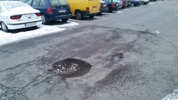 krater-na-srodku-ulicy-foto-67431