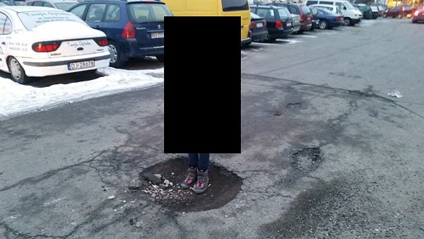 krater-na-srodku-ulicy-foto-67431