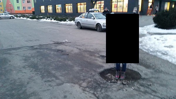 krater-na-srodku-ulicy-foto-67431