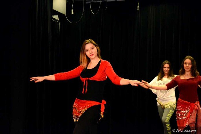 kobiety-i-taniec-brzucha-w-muflonie-foto-67437