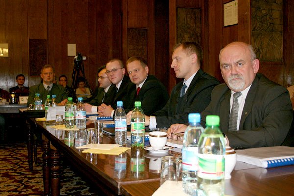 Bliskie spotkanie: Józef Kusiak niemal tuż obok radnych Wspólnego Miasta. Puste krzesło należy do Józefa Sarzyńskiego, który prowadził obrady.