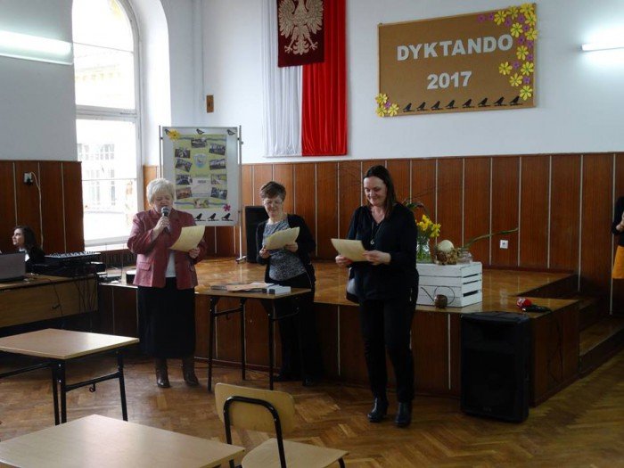 dyktando-z-wiosna-w-tle-w-handlowce-foto-67690