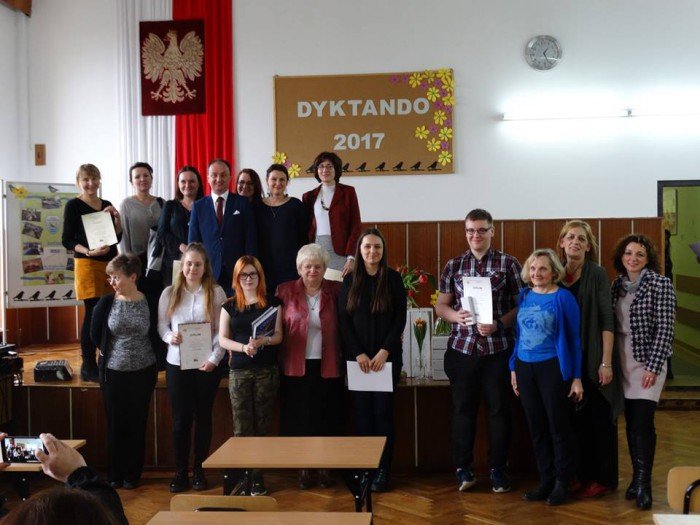dyktando-z-wiosna-w-tle-w-handlowce-foto-67690