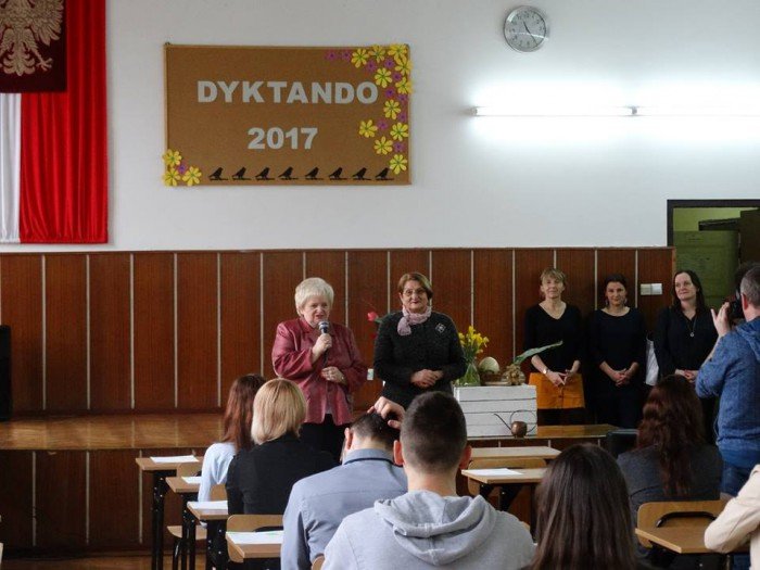 dyktando-z-wiosna-w-tle-w-handlowce-foto-67690