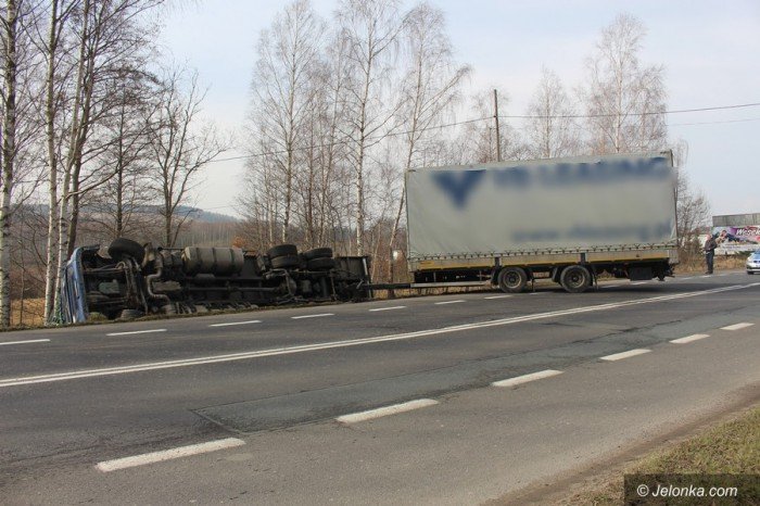 przewrocia-sie-ciezarowka-ruch-wahadowy-foto-67726