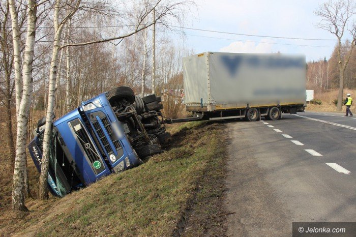 przewrocia-sie-ciezarowka-ruch-wahadowy-foto-67726