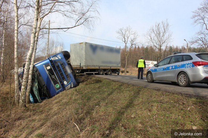 przewrocia-sie-ciezarowka-ruch-wahadowy-foto-67726