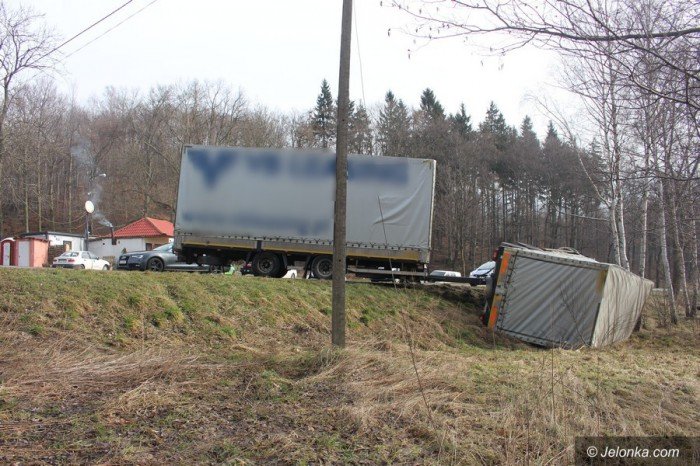 przewrocia-sie-ciezarowka-ruch-wahadowy-foto-67726