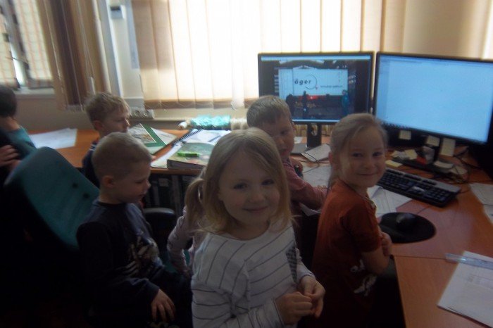 mali-goscie-w-fabryce-maszyn-papierniczych-foto-67787