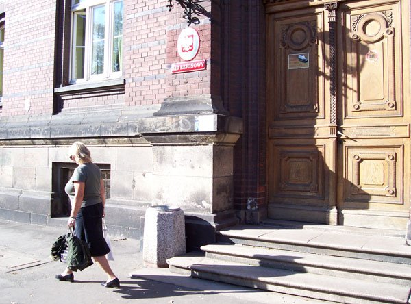 Przy wejściu do Sądu Okręgowego w Jeleniej Górze może być wkrótce bardziej tłoczno.