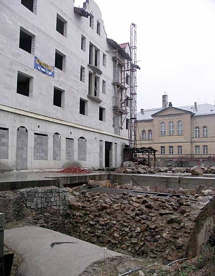Widoczne sklepienia wczesnogotyckich piwnic.