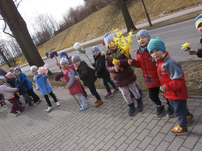 w-okraglaczku-wiosne-witay-dzieci-z-rodzicami-foto-67890
