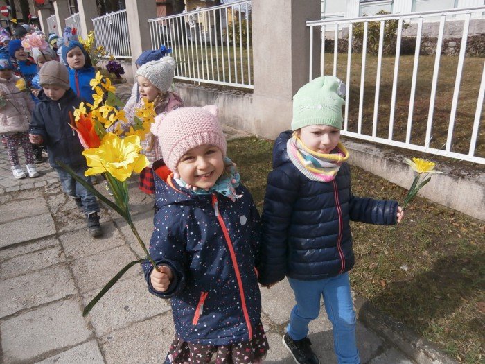 w-okraglaczku-wiosne-witay-dzieci-z-rodzicami-foto-67890