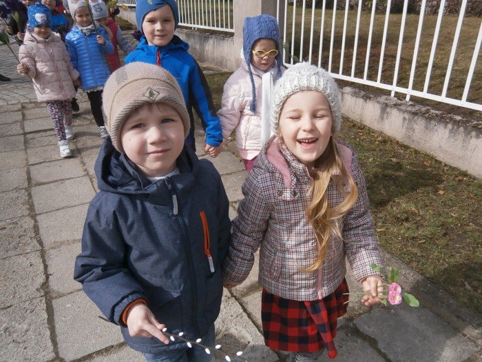 w-okraglaczku-wiosne-witay-dzieci-z-rodzicami-foto-67890