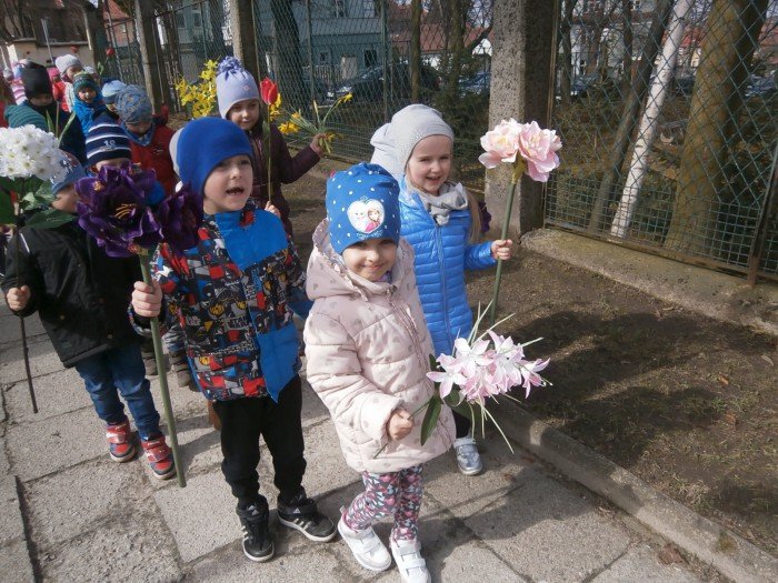 w-okraglaczku-wiosne-witay-dzieci-z-rodzicami-foto-67890