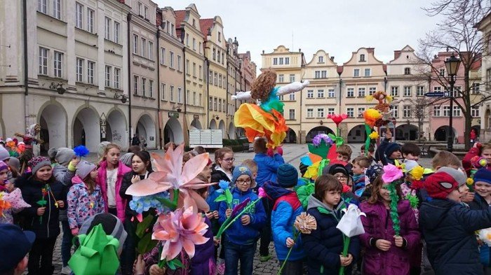 damy-i-rycerze-witali-wiosne-w-sp13-foto-67895