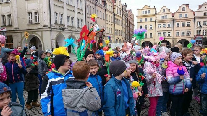 damy-i-rycerze-witali-wiosne-w-sp13-foto-67895