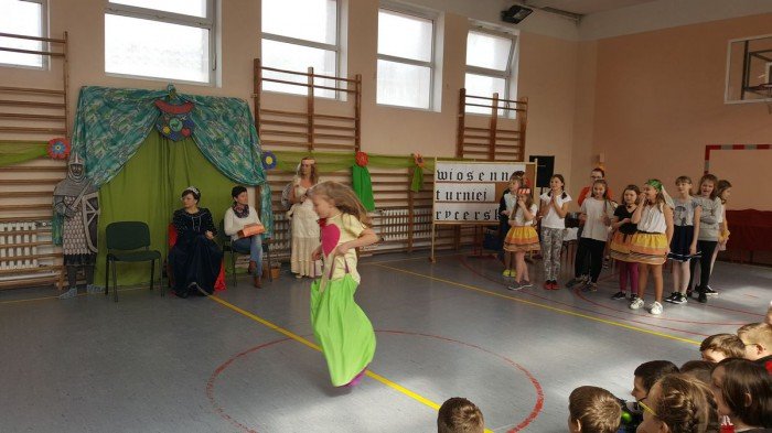 damy-i-rycerze-witali-wiosne-w-sp13-foto-67895