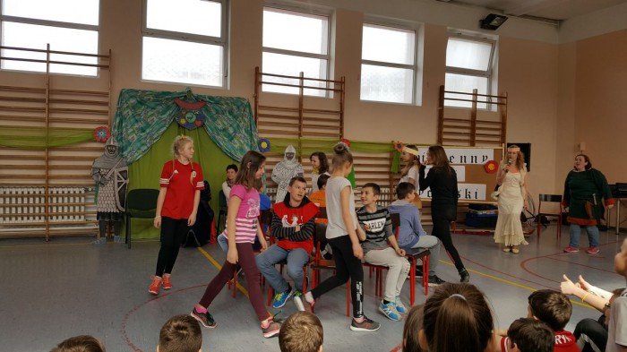 damy-i-rycerze-witali-wiosne-w-sp13-foto-67895