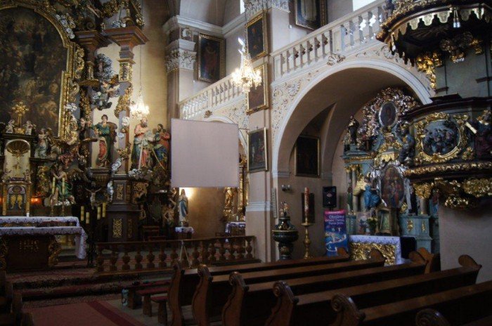 Na prawo od ołtarza głównego znajduje się ołtarz świętej Anny