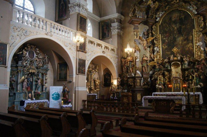 Po lewej stronie ołtarza głównego znajduje się ołtarz Matki Bożej
