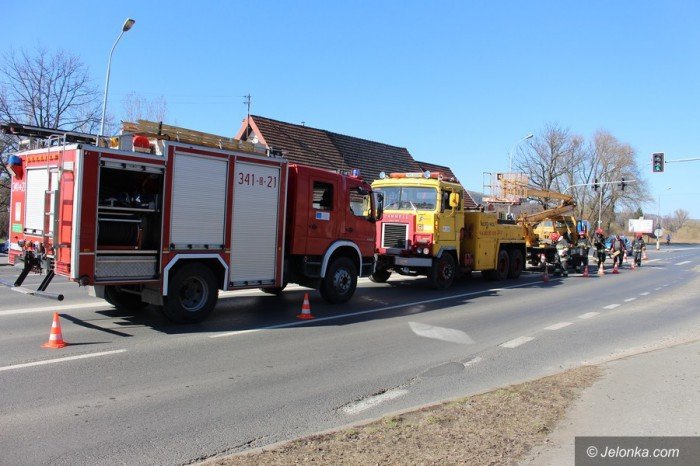 samochod-rozkraczy-sie-na-wolnosci-foto-67982
